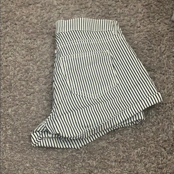 Shorts - Picture 2 of 3